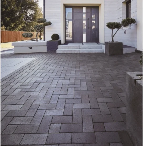 Podjazd z kostki klinkierowej Semmelrock Penter – antracytowo-brązowy Podjazd i strefa wejściowa z kostki klinkierowej Semmelrock Penter antracytowo-brązowy 20x10x5,2 cm