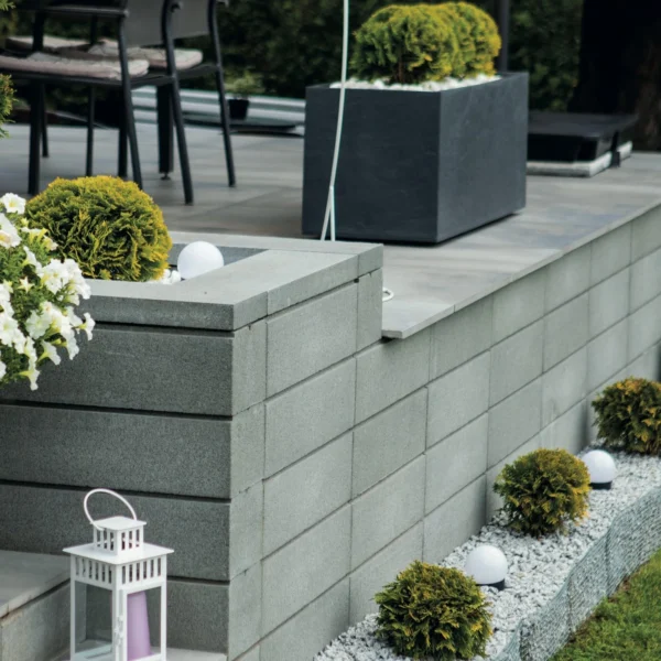 PL_MKT_PSH_LAN_SEM_Ogrodzenie_Lordio_silexo_01 Realizacja ogrodzenia Semmelrock LORDIO – murek z daszkiem w kolorze silexo (jasnoszary), nowoczesna aranżacja tarasu.