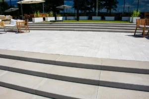 etonowy stopień Semmelrock Livello Uni Platino – szary kolor pokazowy