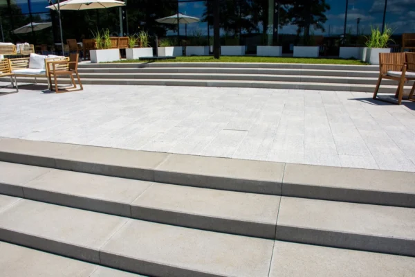 Semmelrock Livello Uni – 4 kolory Silexo, Platino, Teneri, Bruni etonowy stopień Semmelrock Livello Uni Platino – szary kolor pokazowy