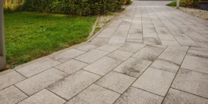 Chodnik z kostki brukowej Semmelrock Umbriano 6 cm w kolorze grafitowo-białym