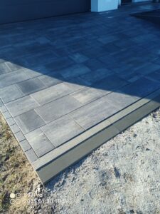 Płyta tarasowa Senso Grande w kolorystyce grafitowej – aranżacja podjazdu i tarasu z obrzeżem