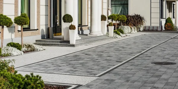 zdjecie umbriano Wejście do budynku z kostki brukowej Semmelrock Umbriano 6 cm stalowo-grafitowej